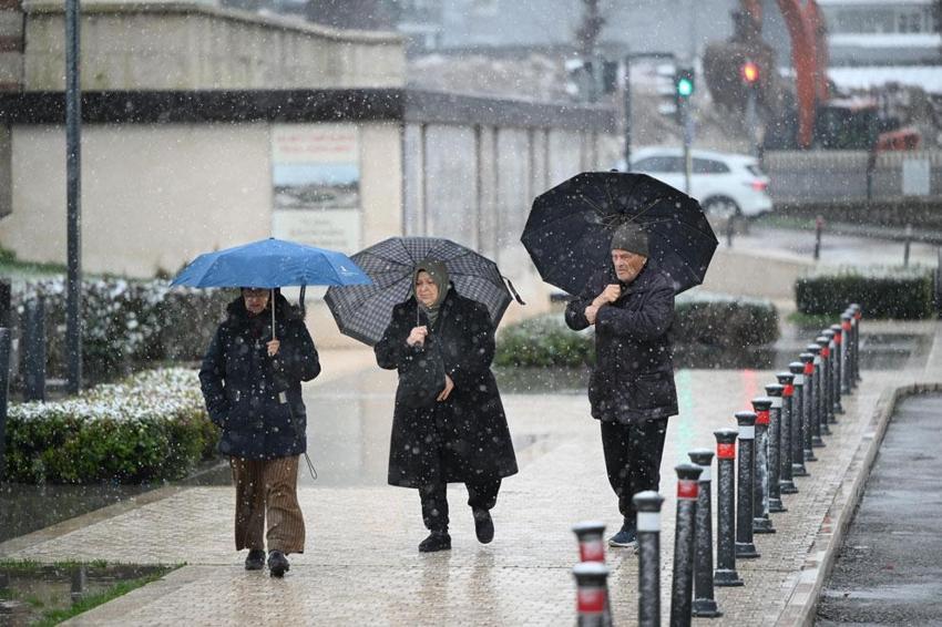 Kar geri dönüyor, kuvvetli yağışlar geliyor! Meteoroloji ve valilik İstanbul başta olmak üzere birçok şehri uyardı