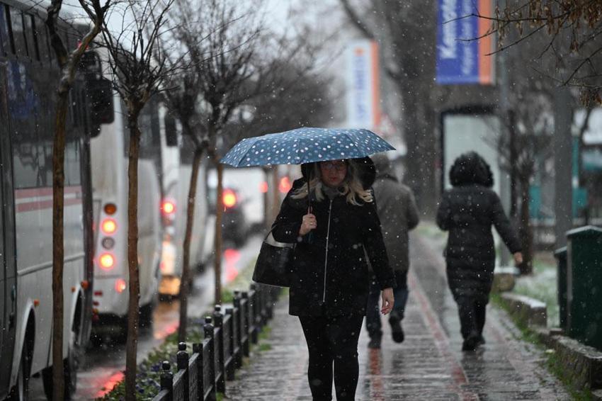 Kar geri dönüyor, kuvvetli yağışlar geliyor! Meteoroloji ve valilik İstanbul başta olmak üzere birçok şehri uyardı