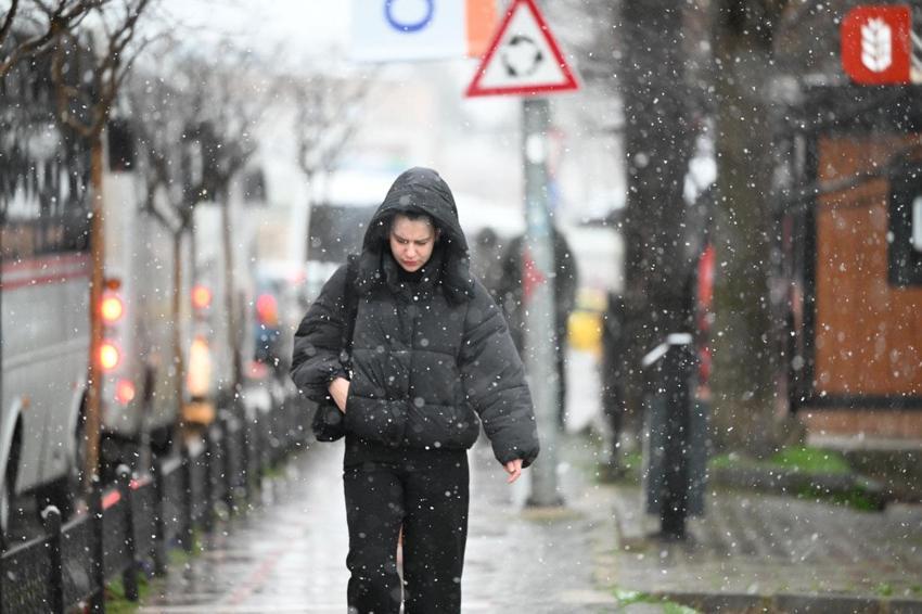 Kar geri dönüyor, kuvvetli yağışlar geliyor! Meteoroloji ve valilik İstanbul başta olmak üzere birçok şehri uyardı