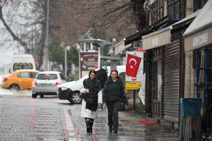 Kar geri dönüyor, kuvvetli yağışlar geliyor! Meteoroloji ve valilik İstanbul başta olmak üzere birçok şehri uyardı