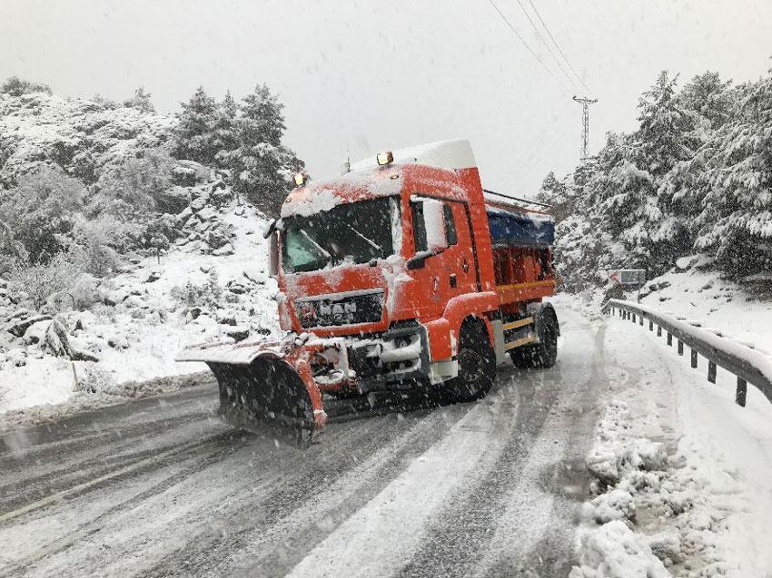 Antalya'da iki mevsim bir arada! Şehirde yaz, bin 825 rakımlı Alacabel'de kar yağışı