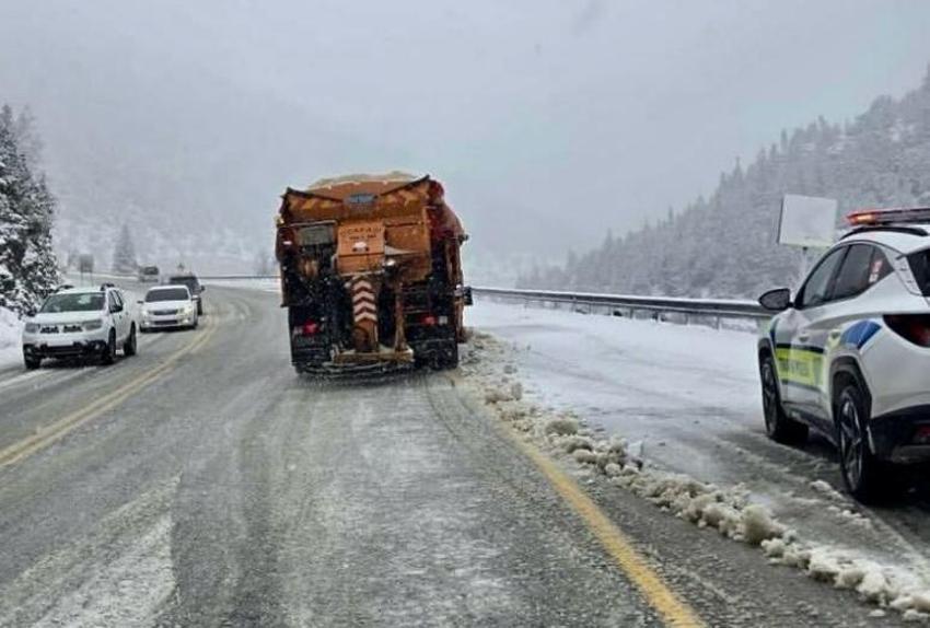 Antalya'da iki mevsim bir arada! Şehirde yaz, bin 825 rakımlı Alacabel'de kar yağışı