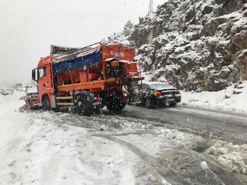 Antalya'da iki mevsim bir arada! Şehirde yaz, bin 825 rakımlı Alacabel'de kar yağışı