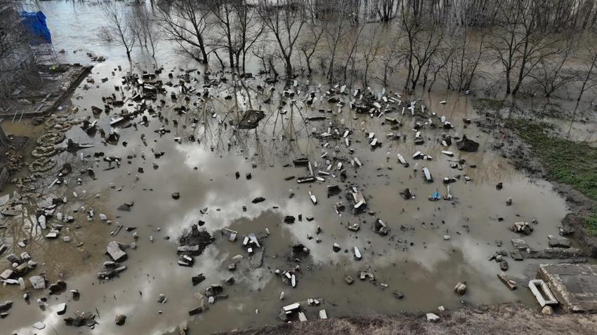 Edirne’de sel baskını: Tarihi caminin restorasyonu durma noktasında! Debi yükseldi, mezar taşları görünmez oldu