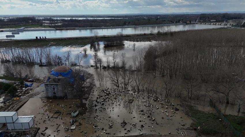 Edirne’de sel baskını: Tarihi caminin restorasyonu durma noktasında! Debi yükseldi, mezar taşları görünmez oldu