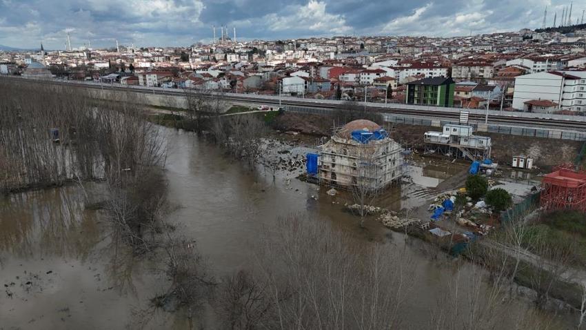 Edirne’de sel baskını: Tarihi caminin restorasyonu durma noktasında! Debi yükseldi, mezar taşları görünmez oldu