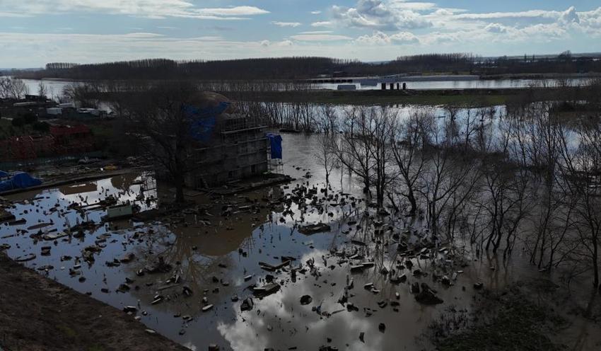 Edirne’de sel baskını: Tarihi caminin restorasyonu durma noktasında! Debi yükseldi, mezar taşları görünmez oldu