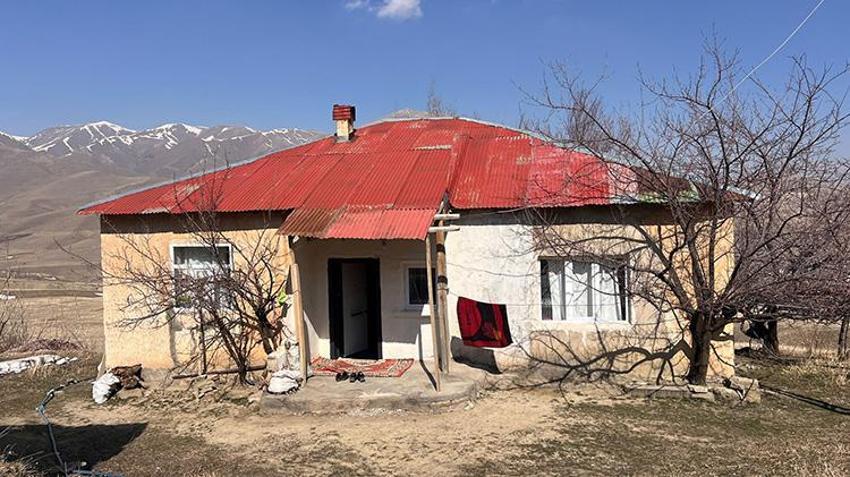Hakkari'de bu aile 40 yıldır vatansız kimlikleri ile yaşıyor: 'Hastaneye gitmeye utanıyoruz, vatandaşlık istiyoruz!'
