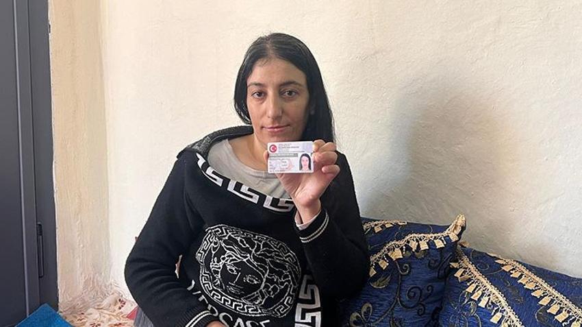 Hakkari'de bu aile 40 yıldır vatansız kimlikleri ile yaşıyor: 'Hastaneye gitmeye utanıyoruz, vatandaşlık istiyoruz!'