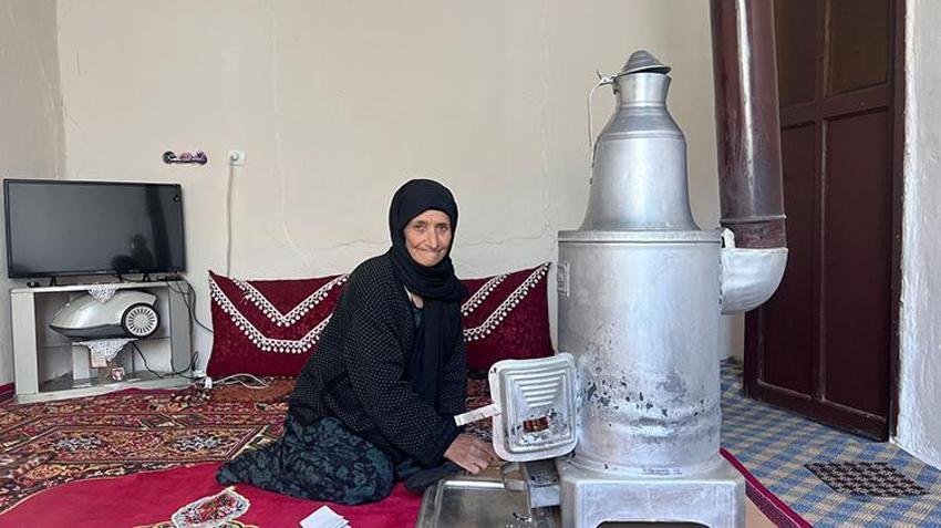 Hakkari'de bu aile 40 yıldır vatansız kimlikleri ile yaşıyor: 'Hastaneye gitmeye utanıyoruz, vatandaşlık istiyoruz!'