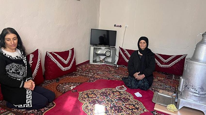 Hakkari'de bu aile 40 yıldır vatansız kimlikleri ile yaşıyor: 'Hastaneye gitmeye utanıyoruz, vatandaşlık istiyoruz!'