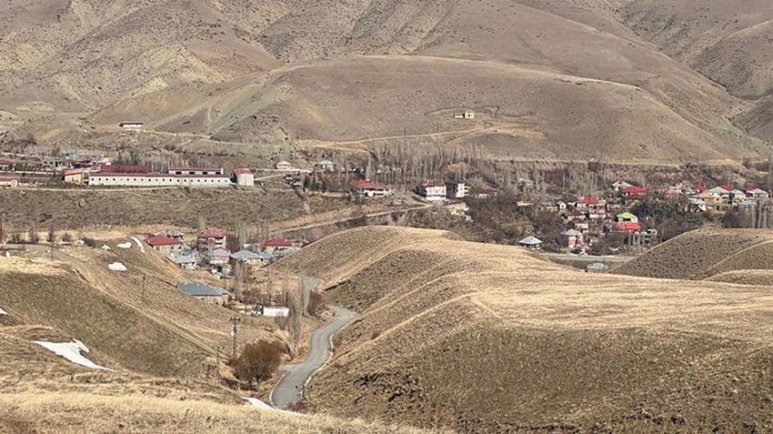 Hakkari'de bu aile 40 yıldır vatansız kimlikleri ile yaşıyor: 'Hastaneye gitmeye utanıyoruz, vatandaşlık istiyoruz!'