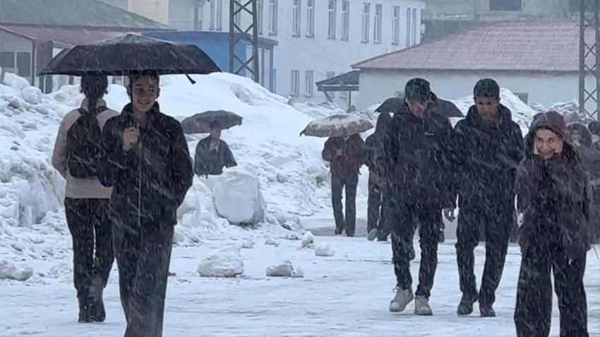 Yüksekova’da kar yağışı ilçeyi beyaza bürüdü