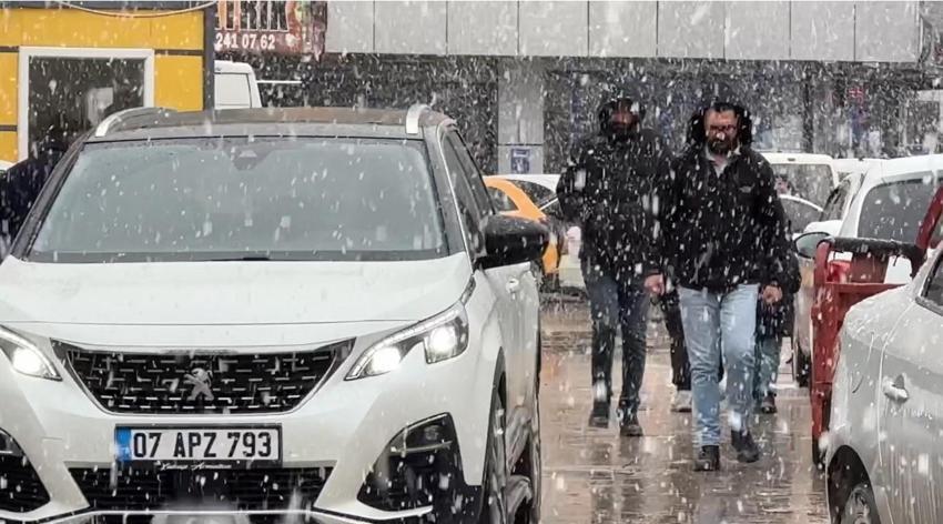 Yüksekova’da kar yağışı ilçeyi beyaza bürüdü