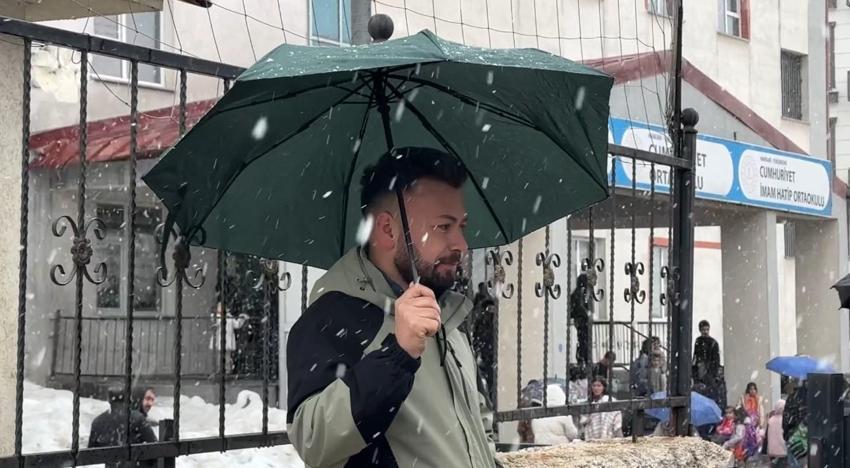 Yüksekova’da kar yağışı ilçeyi beyaza bürüdü