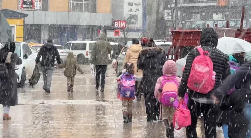 Yüksekova’da kar yağışı ilçeyi beyaza bürüdü