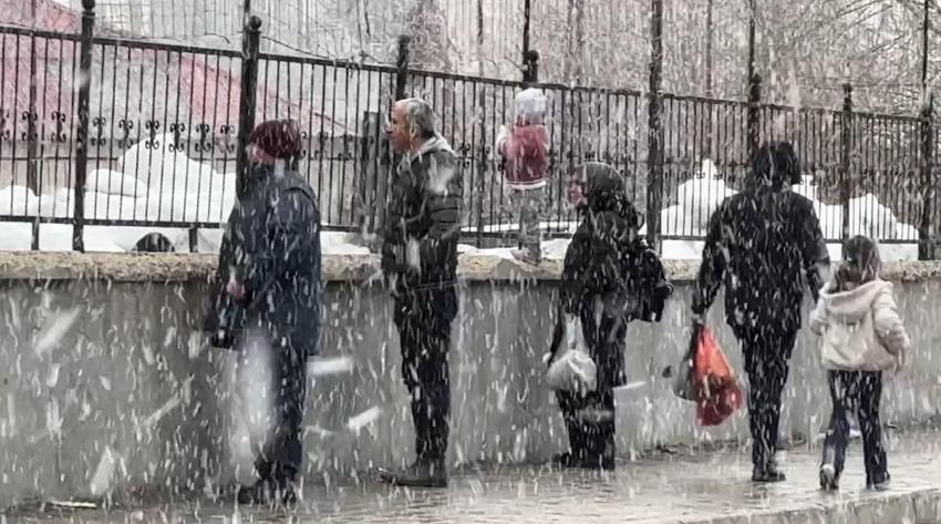 Yüksekova’da kar yağışı ilçeyi beyaza bürüdü