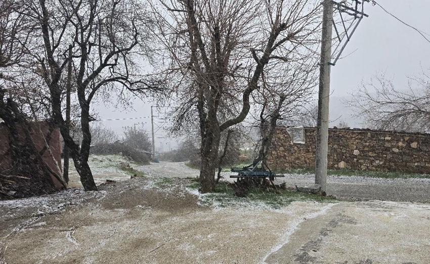 Alaşehir'de bir günde 4 mevsim yaşandı! Hava değişimleri çiftçilerin ve esnafın yüzünü güldürdü