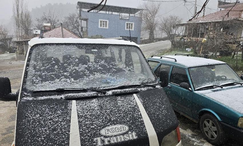 Alaşehir'de bir günde 4 mevsim yaşandı! Hava değişimleri çiftçilerin ve esnafın yüzünü güldürdü