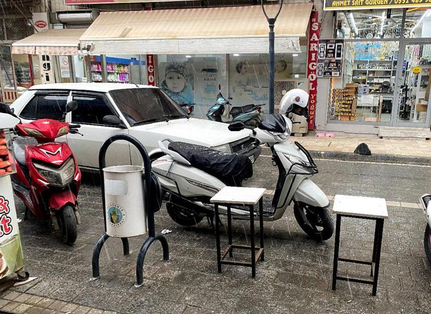 Alaşehir'de bir günde 4 mevsim yaşandı! Hava değişimleri çiftçilerin ve esnafın yüzünü güldürdü