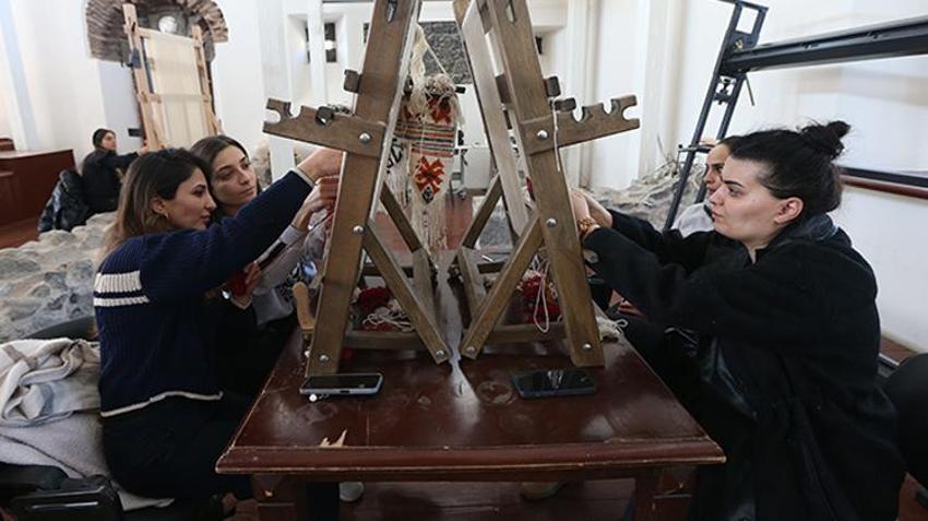 Kars'ta 18 kadın bir araya gelip üretiyor! Tek malzeme yetiyor, binlerce liraya satıyorlar