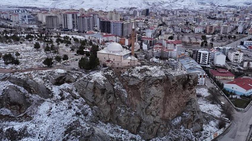 Sivas'ta uçurumun kenarına yapıldı! Ramazan'da vatandaşlar akın ediyor