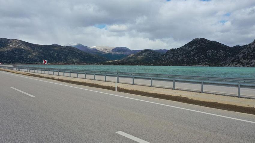 Trafiğe kapatılan yeni Antalya-Konya Karayolu Eynif Ovası'nın son hali dron ile görüntülendi