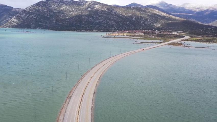 Trafiğe kapatılan yeni Antalya-Konya Karayolu Eynif Ovası'nın son hali dron ile görüntülendi