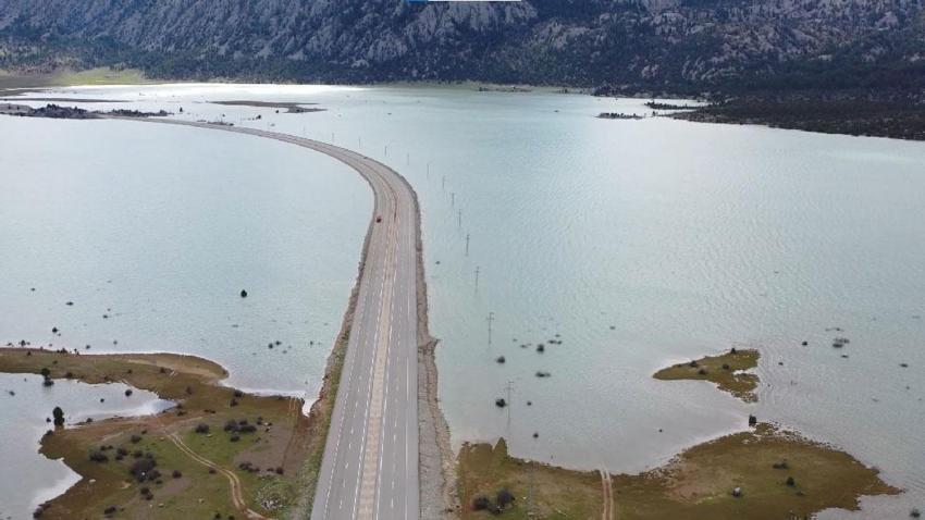 Trafiğe kapatılan yeni Antalya-Konya Karayolu Eynif Ovası'nın son hali dron ile görüntülendi