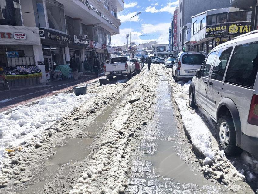 Van’da esnaf ve vatandaşlardan tepki: Ramazan ayında çarşıda yürümek işkenceye döndü