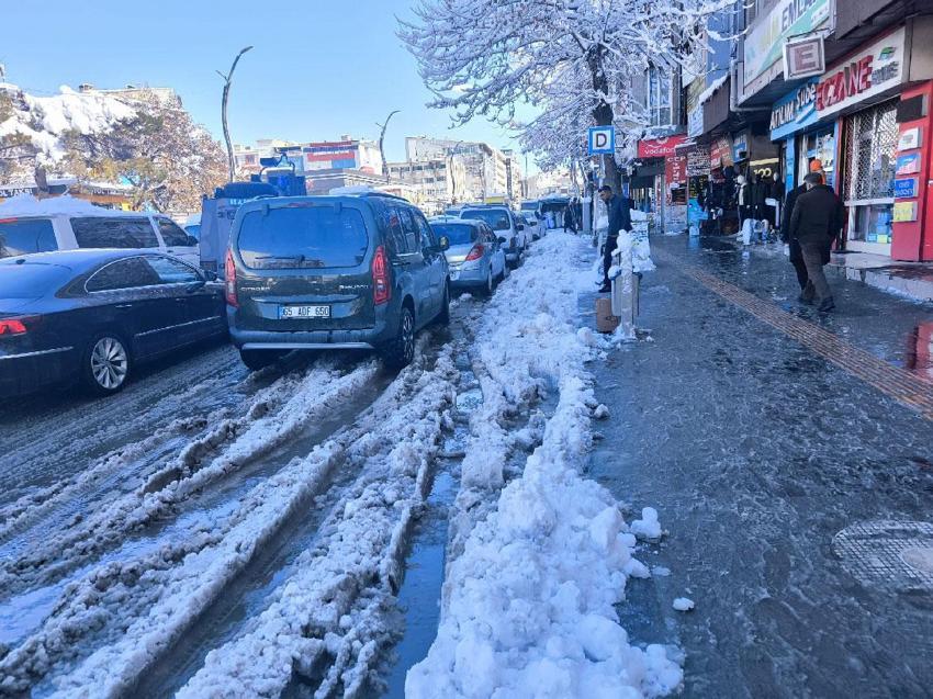 Van’da esnaf ve vatandaşlardan tepki: Ramazan ayında çarşıda yürümek işkenceye döndü