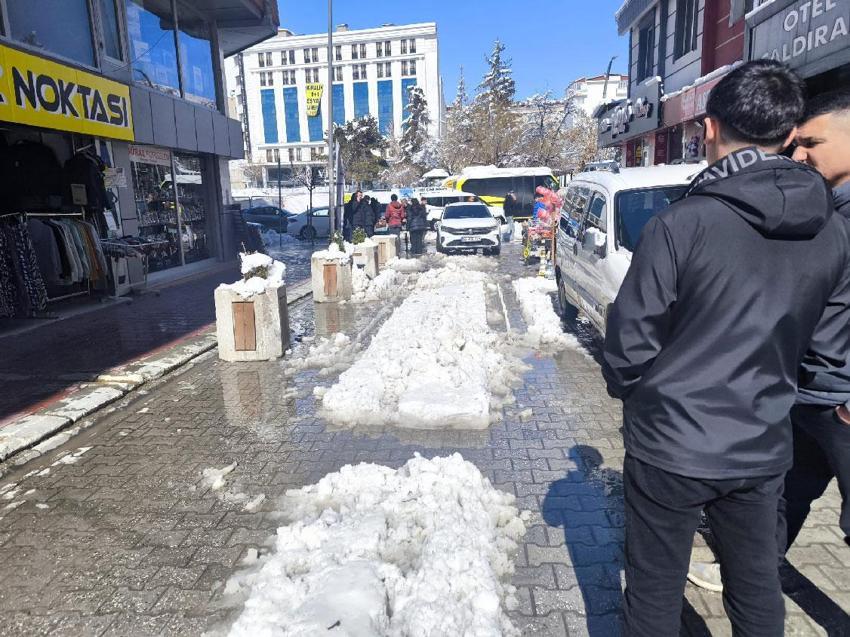 Van’da esnaf ve vatandaşlardan tepki: Ramazan ayında çarşıda yürümek işkenceye döndü