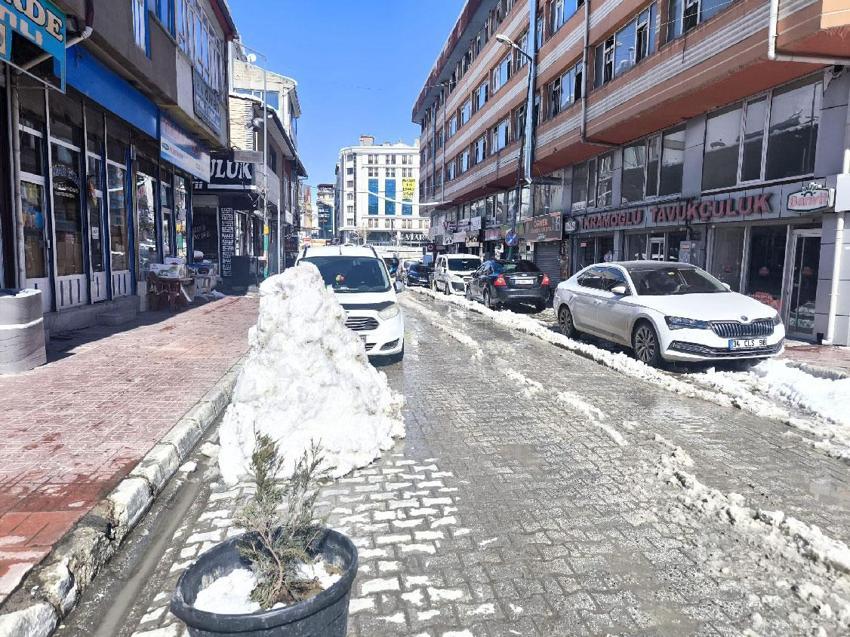 Van’da esnaf ve vatandaşlardan tepki: Ramazan ayında çarşıda yürümek işkenceye döndü