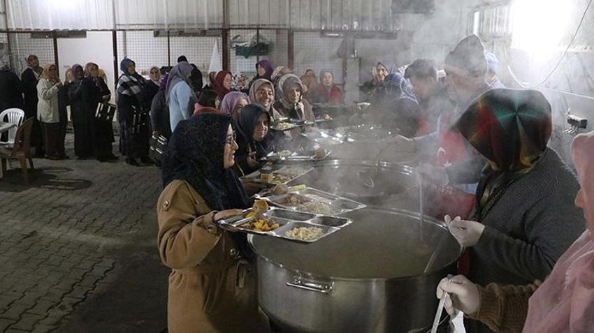 Bu mahallede kadınlar Ramazan'da mutfağa girmiyor! 25 yıldır iftarda yemekleri erkekler yapıyor