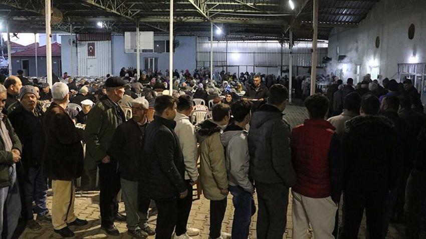 Bu mahallede kadınlar Ramazan'da mutfağa girmiyor! 25 yıldır iftarda yemekleri erkekler yapıyor