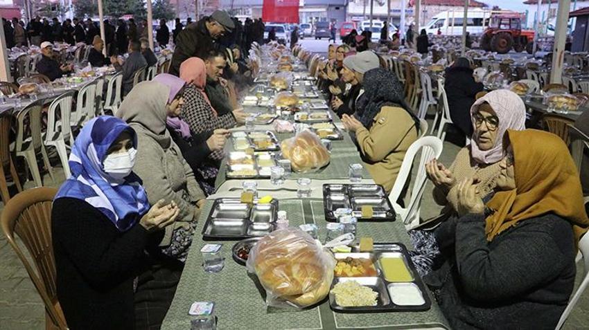 Bu mahallede kadınlar Ramazan'da mutfağa girmiyor! 25 yıldır iftarda yemekleri erkekler yapıyor