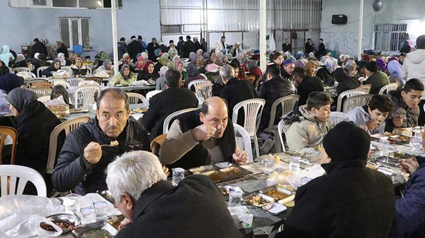 Bu mahallede kadınlar Ramazan'da mutfağa girmiyor! 25 yıldır iftarda yemekleri erkekler yapıyor