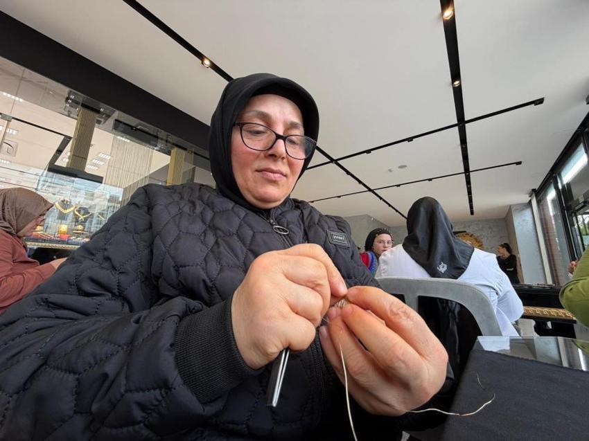 Fiyatı otomobillerle yarışıyor! Tek bir seti servet değerinde: İlmek ilmek işleniyor