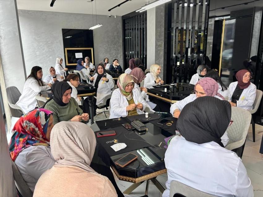 Fiyatı otomobillerle yarışıyor! Tek bir seti servet değerinde: İlmek ilmek işleniyor