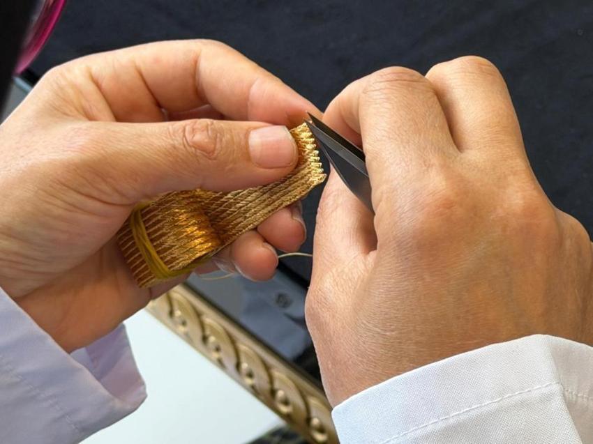 Fiyatı otomobillerle yarışıyor! Tek bir seti servet değerinde: İlmek ilmek işleniyor