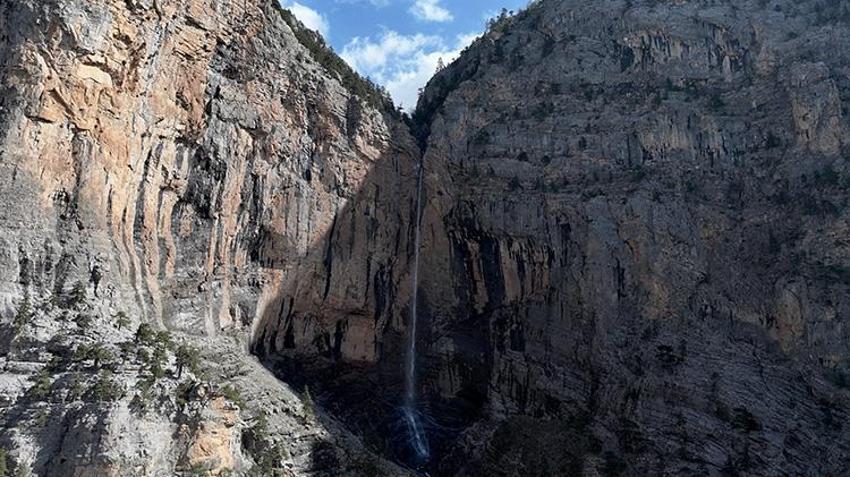 Yılın sadece 1 ayı ortaya çıkıyor: Kayseri’nin 'Görünmez' Şelalesi Uçansu çağlamaya başladı
