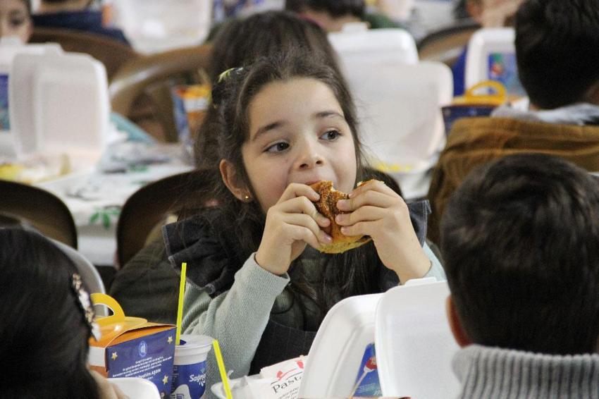 Tekne Orucu İftar Programı'nda yüzlerce çocuk aynı anda iftarını açtı