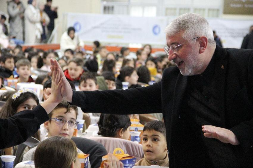 Tekne Orucu İftar Programı'nda yüzlerce çocuk aynı anda iftarını açtı