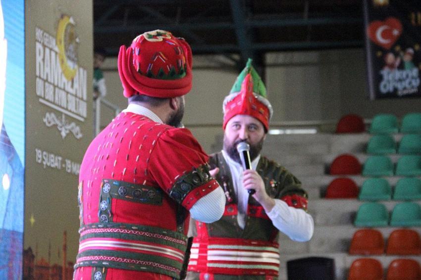 Tekne Orucu İftar Programı'nda yüzlerce çocuk aynı anda iftarını açtı