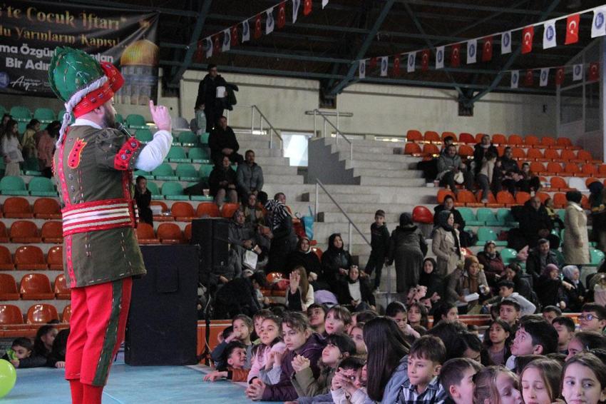 Tekne Orucu İftar Programı'nda yüzlerce çocuk aynı anda iftarını açtı