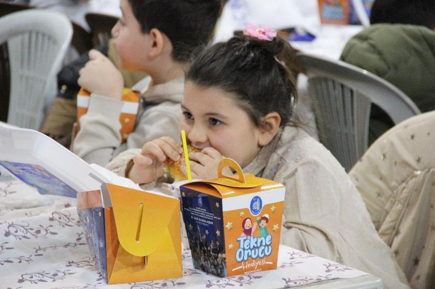 Tekne Orucu İftar Programı'nda yüzlerce çocuk aynı anda iftarını açtı