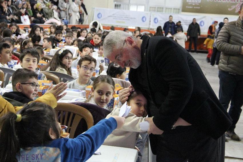 Tekne Orucu İftar Programı'nda yüzlerce çocuk aynı anda iftarını açtı