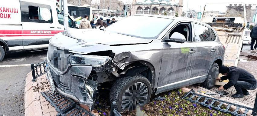 Kayseri'de SUV araç yayaların arasına daldı: Çok sayıda yaralı var