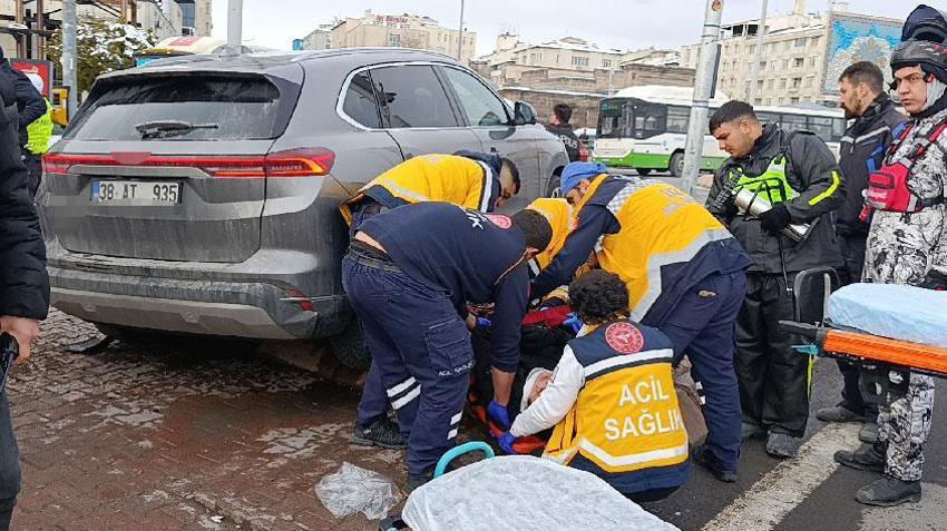 Kayseri'de SUV araç yayaların arasına daldı: Çok sayıda yaralı var
