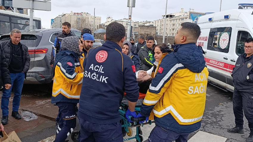 Kayseri'de SUV araç yayaların arasına daldı: Çok sayıda yaralı var